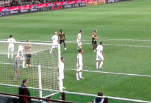 Anche Osvaldo rientra in area per difendere la porta romanista su un corner insidioso.