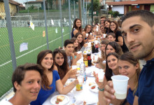 Alessio (a destra) e il gruppo animatori