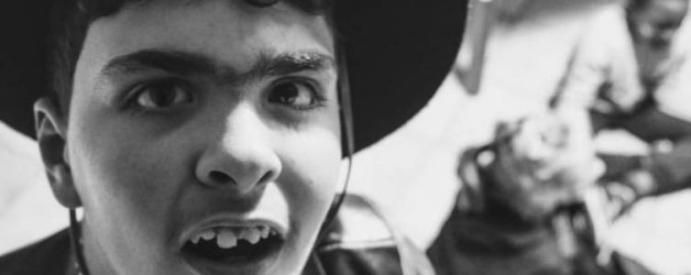 “Alza la testa” (non è solo un modo di dire): la mostra fotografica che racconta il mondo dei bambini torna ad Alba
